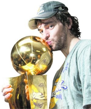 Gasol con el trofeo NBA/
