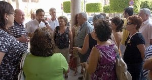 Vecinos de Purias, Aguaderas y Campo López, ayer por la mañana, a las puertas del Ayuntamiento. / PACO ALONSO / AGM/
