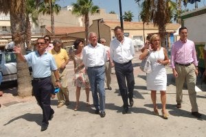 Valcárcel, con algunos de sus consejeros y con el senador Pedro José Pérez, el mes pasado. / I. SÁNCHEZ/