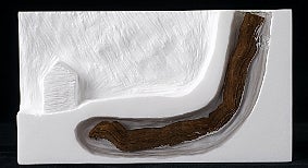 Escultura de pared de Carmen Baena./