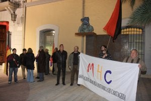 Concentración ante el busto del militar cartagenero. :: P S / AGM/