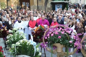 Religiosos y vecinos en la plaza Santa Catalina ante la ofrenda floral que se hizo ayer a la Inmaculada Concepción. :: RAFA FRANCÉS/AGM/