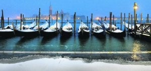 La nieve, que ha llegado a las latitudes más templadas, cubre góndolas y muelles de Venecia./