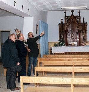 El edil de Obras, Eliseo Sánchez, supervisando la rehabilitación junto a los dos párrocos y el mayordomo de la ermita del Niño. :: LA VERDAD/