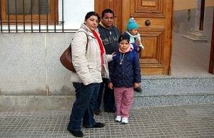 Carmen y Franklin dejan a sus hijos en el colegio antes de iniciar la búsqueda de vivienda. ::
L. G./