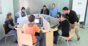 Un grupo de alumnos consulta los cursos digitales, junto al vicerrector Francisco Martínez en la Casa del Estudiante. ::
PABLO SÁNCHEZ / AGM/