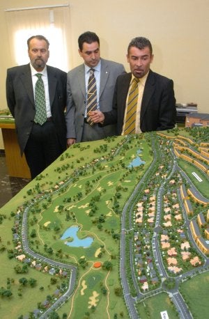 Rafael Aguilera y Antonio Martínez, durante la presentación de la maqueta del proyecto urbanístico en el 2005. ::
VICENTE VICENS/AGM/