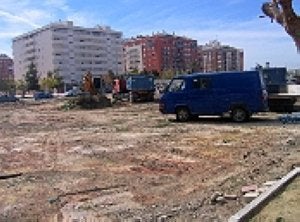 Limpian de maleza y basura el solar de Ronda Sur