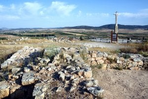 En primer plano, los restos del 'castellum' romano del Cerro de las Fuentes. Al fondo, el Santo de Archivel, con el pueblo a sus pies. :: M. A. RUIZ/