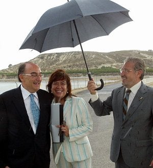 Fuentes Zorita con la ex ministra Cristina Narbona y el anterior delegado del Gobierno -tristemente fallecido- Ángel González, en una visita de Narbona al acueducto a su paso por Murcia en junio de 2005. :: JUAN LEAL/