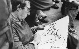 José María Párraga realizando un boceto en una calle de Murcia. Sus dibujos se muestran ahora en Cartagena, en una exposición vital e íntima. :: LV/