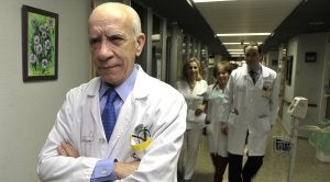 Pascual Parrilla, en uno de los pasillos del servicio de Cirugía de La Arrixaca :: NACHO GARCÍA / AGM/