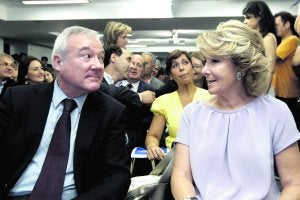 Ramón Luis Valcárcel y Esperanza Aguirre charlan en la Junta Directiva Nacional del PP, celebrada ayer en Madrid. :: EFE/