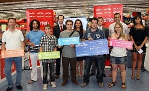 Detrás: FLORIS BLEICHRODT, JEFE DE PROYECTOS ONLINE DE LA VERDAD DIGITAL, LOLA SÁNCHEZ, CONCEJAL DE JUVENTUD DEL AYUNTAMIENTO DE MURCIA, JUAN DIEGO SASTRE, GERENTE DE LA VERDAD DIGITAL Y LUIS SIMÓN, GERENTE DE WORTEN MURCIA, ENTREGARON LOS PREMIOS A LOS SEIS GANADORES (DELANTE) DEL MARATÓN FOTOGRÁFICO. :: EDU BOTELLA/AGM/
