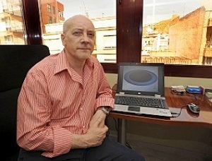 Julián Serrano en su oficina en la Avenida Juan Carlos. :: P. A. / AGM/