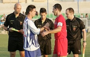 Los capitanes del Águilas y el Lorca Atlético se saludan antes del inicio del partido. :: SONIA LARIO / AGM/