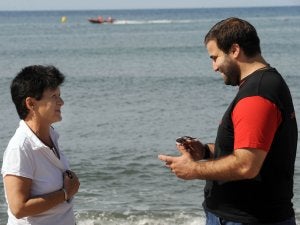 Mª Jesús Villegas, que dio a su hijo en adopción sin firmar un solo papel, y Pablo, un joven adoptado, en la playa de Águilas. :: PACO ALONSO / AGM/