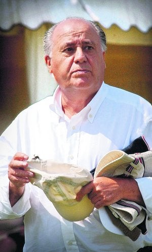 Amancio Ortega, en el centro de hípica Casas Novas, que montó en La Coruña para que su hija Marta pudiera disfrutar de la afición. ::
EFE/