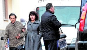 Familiares de Lady Yeni, tras salir de la vivienda donde ésta convivía con su supuesto homicida, en la calle Isaac Peral. :: ANTONIO GIL / AGM/