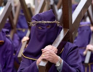 Penitentes en la procesión del Vía Crucis del Viernes Santo del pasado año. ::
PACO ALONSO / AGM/