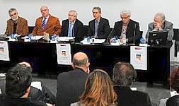José Antonio Cobacho (3º i), en la mesa redonda de ayer. :: L. URBINA/