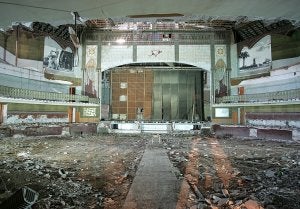 Estado en que se hallaba el Teatro Circo, tras su cierre en 1984, y antes de que se iniciaran las obras de restauración. :: LA VERDAD/