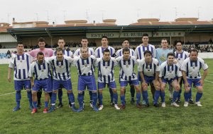 Plantilla del Águilas FC que ayer logró el ascenso a Tercera, antes de iniciar el choque. ::
S. M. LARIO / ÁGUILAS/