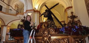 Una mujer encargándose de los arreglos florales, ayer al mediodía, en la iglesia del Carmen del Santísimo Cristo del Perdón, titular del Paso Morado. ::
PACO ALONSO / AGM/