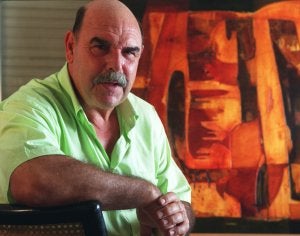 El pintor murciano, Ángel Hernansáez, ante uno de sus lienzos. :: ENRIQUE MARTÍNEZ BUESO/