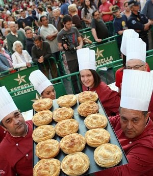 Bandejas de pasteles, aún calentitos, listos para repartir. :: EDUARDO BOTELLA/AGM/