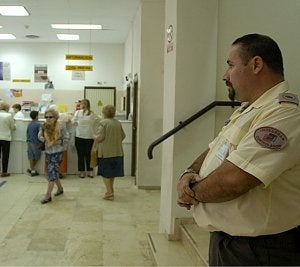 Firme. Un vigilante de seguridad, en el antiguo centro de salud del casco antiguo, en un foto de archivo. :: PABLO SÁNCHEZ / AGM/