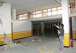 Un vecino de la calle Herrerías, en el barrio de La Viña, muestra los daños en un sótano. :: S. M. L. / AGM/