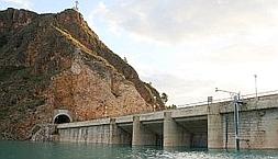 Estampa insólita. Interior del pantano del Cenajo, con el agua llegando a los aliviaderos que coronan la presa. :: EDU BOTELLA/ AGM/