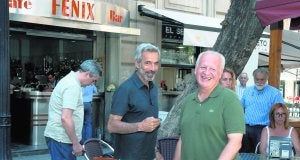 De cañas. Imanol Arias y Juan Echanove, muy sonrientes ayer a la hora del aperitivo, en la puerta del Fénix. ::
NACHO GARCÍA / AGM/