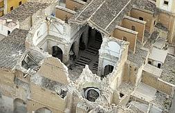 Vista aérea de la iglesia de Santiago en la que se aprecian los importantes daños que ha sufrido. :: LA VERDAD/