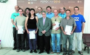 Los fotógrafos premiados, ayer, con Ángel Martínez (c).
:: CAM/