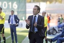 José Bordalás en un partido con el Elche. :: LA VERDAD/