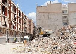 Uno de los edificios derribados en La Viña tras quedar muy dañado por los terremotos. :: P. A. / AGM/