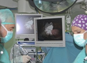 Imagen facilitada por el hospital La Paz de la primera intervención de reducción de estómago mediante la técnica de gastrectomía en manga realizada con éxito en España a una niña de 15 años. :: LA PAZ/