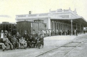 Pose. Alfonso XIII, junto al Príncipe de Asturias, posa en la Estación de El Carmen durante su vista a Murcia en 1903./
