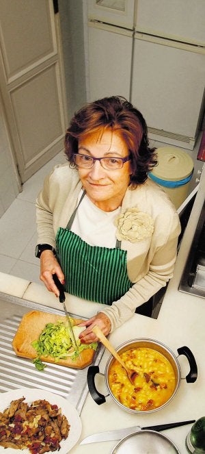 Cristina Gutiérrez-Cortines, cocinando en su casa de Murcia.
::
ENRIQUE MARTÍNEZ BUESO/