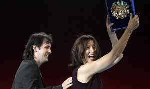 El realizador Isaki Lacuesta y la productora Luisa Matienzo celebran la Concha de Oro. :: JUAN HERRERO / EFE/