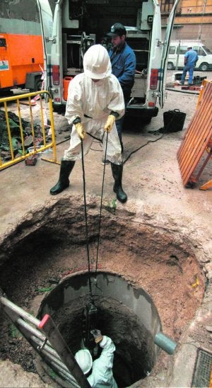 Dos operarios prueban un método de Aguas de Murcia para el saneamiento de tuberías. La foto es de archivo. :: MARTÍNEZ BUESO/