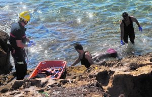 Rescate de uno de los cadáveres en la costa de Calblanque, ayer a mediodía. :: ANTONIO GIL / AGM/