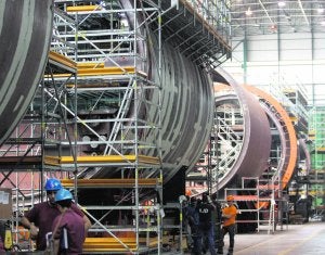 Empleados del astillero con un S-80 en construcción. ::
J. M. RODRÍGUEZ/