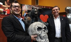 Juan Francisco Ros, de la compañía Teatro Guerra, y Francisco Montiel, edil de Turismo, presentan de Noches de Brujas. ::
PACO ALONSO / AGM/