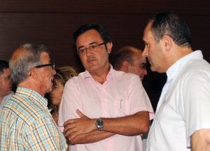 César Lasso (c), asesor jurídico del Colegio, charla con el exsecretario, Juan Antonio Alcázar (d), y otro colegiado durante una asamblea. ::
I. S./