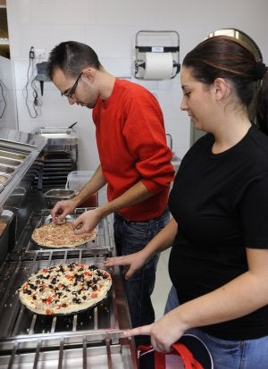 En la cocina. Victoria y Christian preparando un par de pizzas. ::
NACHO GARCÍA/AGM/