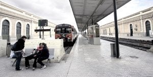 Estudiantes esperan en la estación de Cartagena la hora de salida del tren Regional con Murcia. :: J. M. RODRÍGUEZ / AGM/