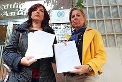 Amelia Corominas y Guadalupe de Alba, frente al Colegio con las firmas recogidas. :: EDU BOTELLA/